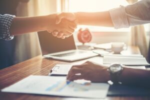 Como é o contrato entre a escola e a R5 Ensino?